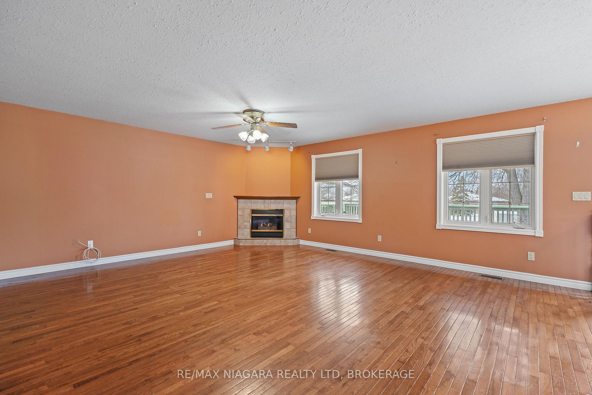 Photo 9 of 9 1/2 Greenock Circle, St. Catharines, Western Hill — HOMEH