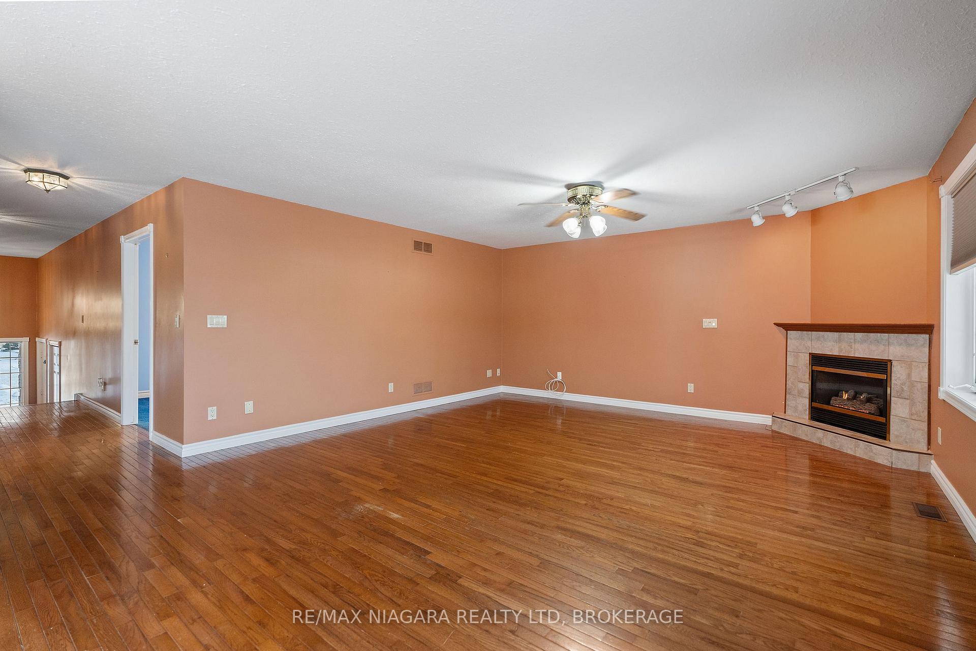 Photo 10 of 9 1/2 Greenock Circle, St. Catharines, Western Hill — HOMEH