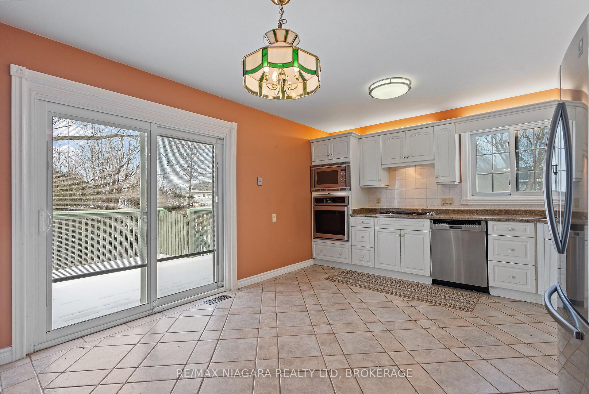 Photo 11 of 9 1/2 Greenock Circle, St. Catharines, Western Hill — HOMEH