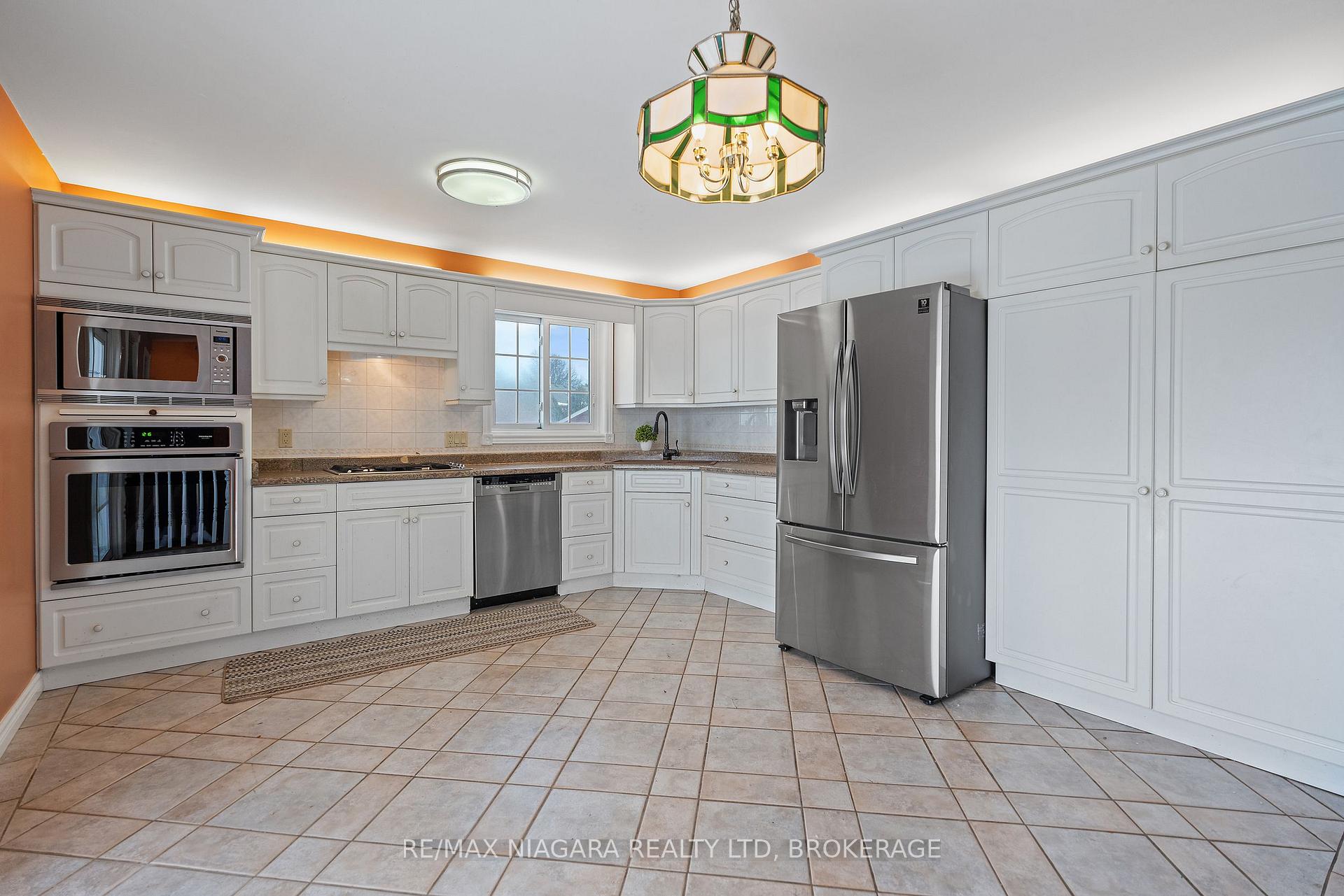 Photo 12 of 9 1/2 Greenock Circle, St. Catharines, Western Hill — HOMEH