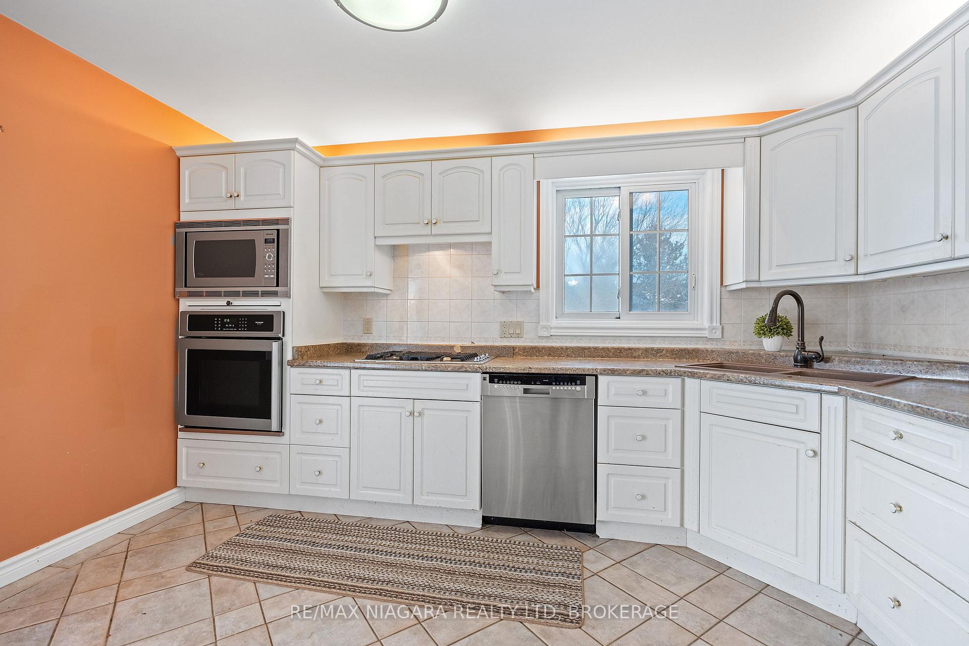 Photo 13 of 9 1/2 Greenock Circle, St. Catharines, Western Hill — HOMEH