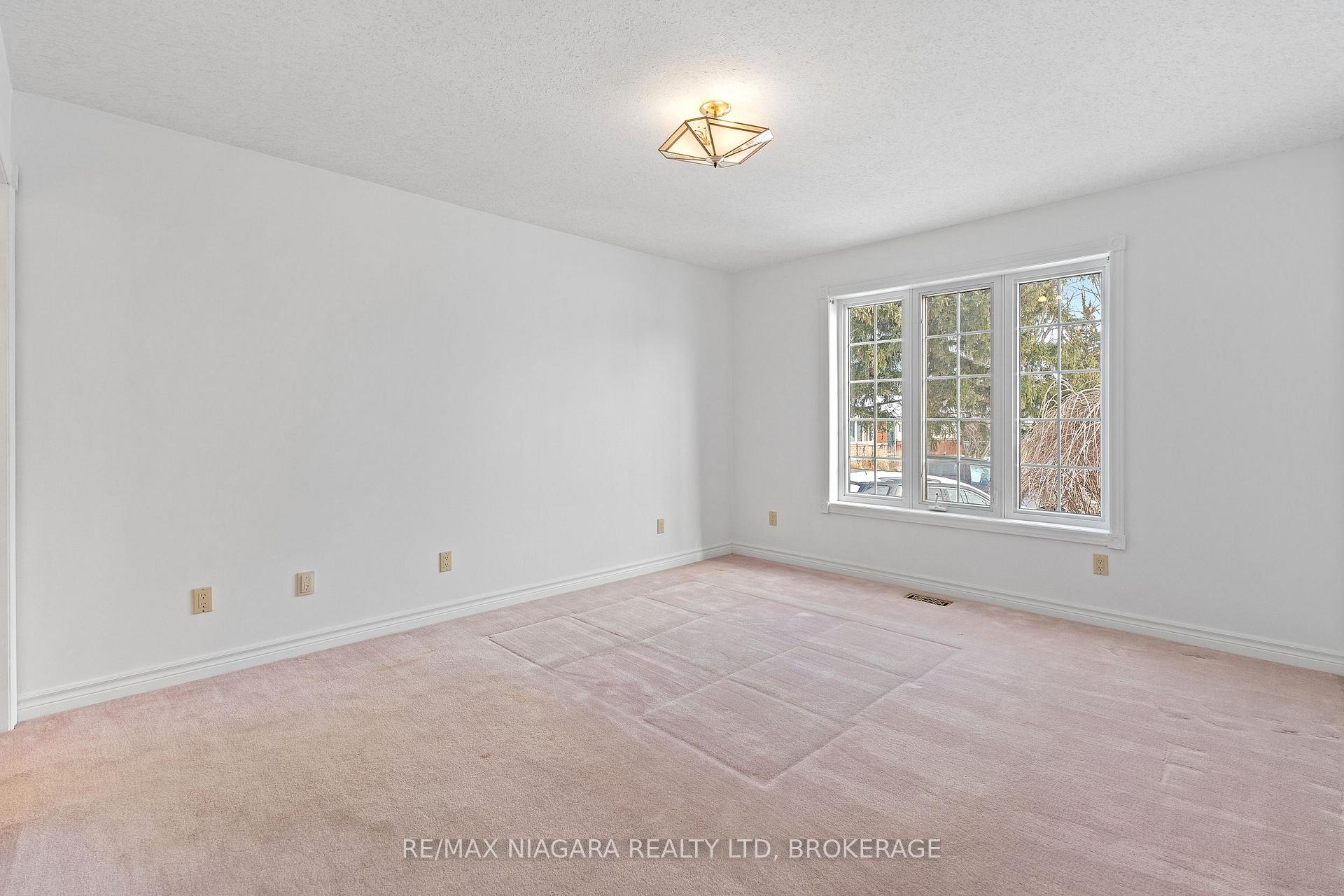 Photo 15 of 9 1/2 Greenock Circle, St. Catharines, Western Hill — HOMEH