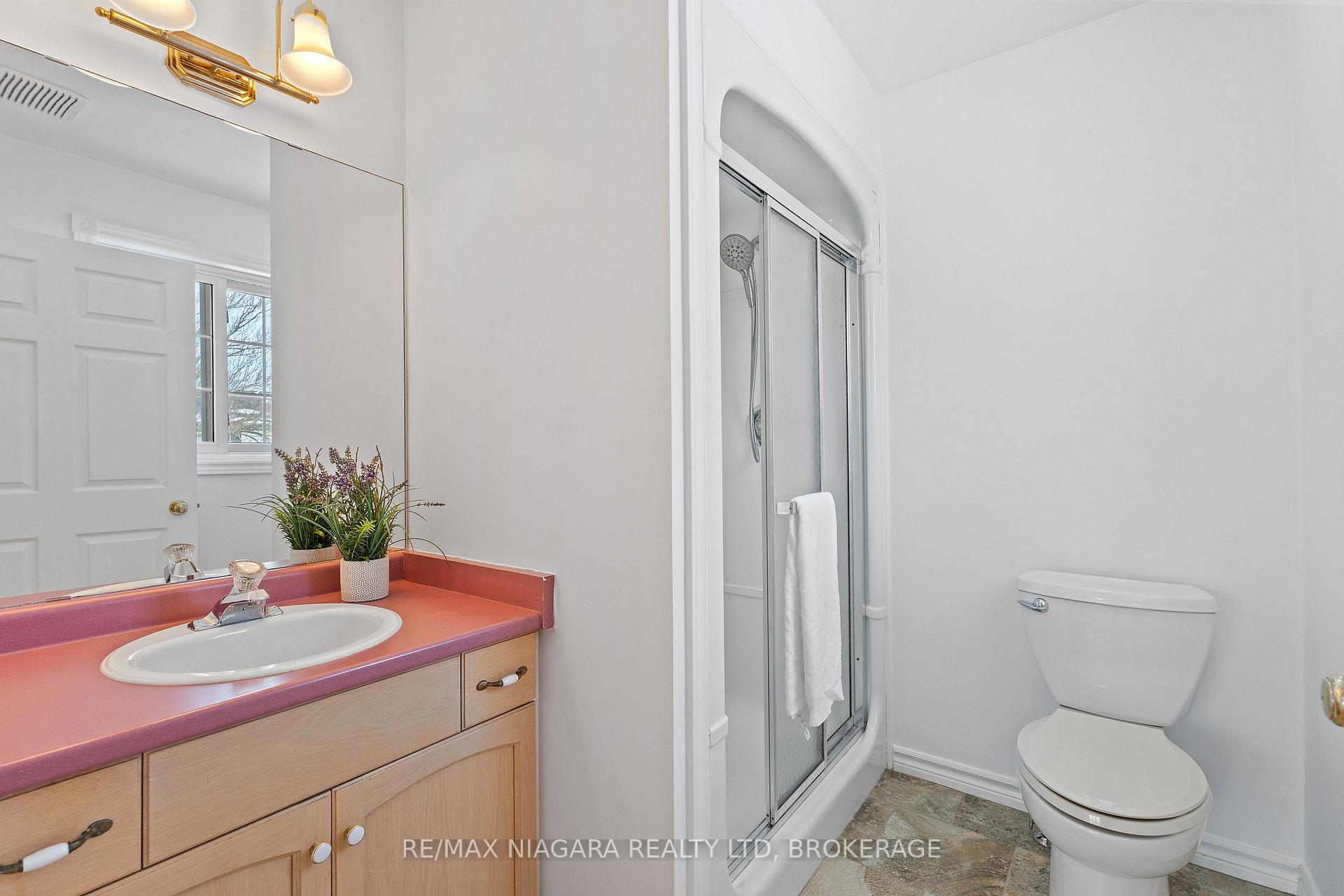 Photo 17 of 9 1/2 Greenock Circle, St. Catharines, Western Hill — HOMEH