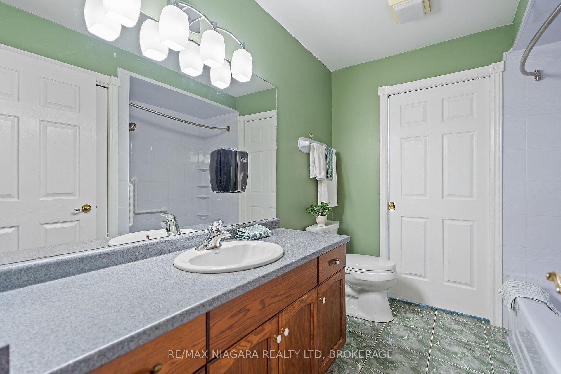 Photo 18 of 9 1/2 Greenock Circle, St. Catharines, Western Hill — HOMEH