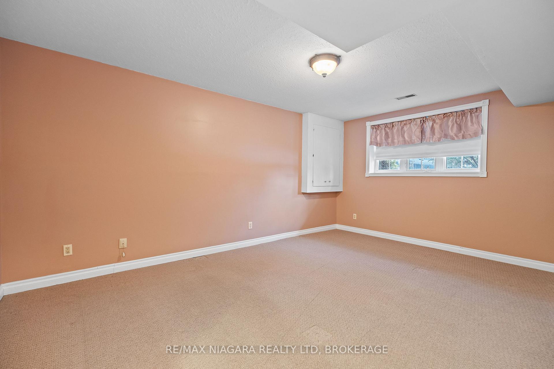 Photo 22 of 9 1/2 Greenock Circle, St. Catharines, Western Hill — HOMEH