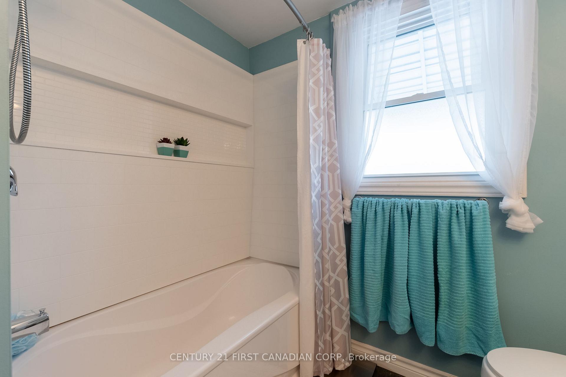 Photo 18 of 53 Dunwich Drive, St. Thomas — HOMEH