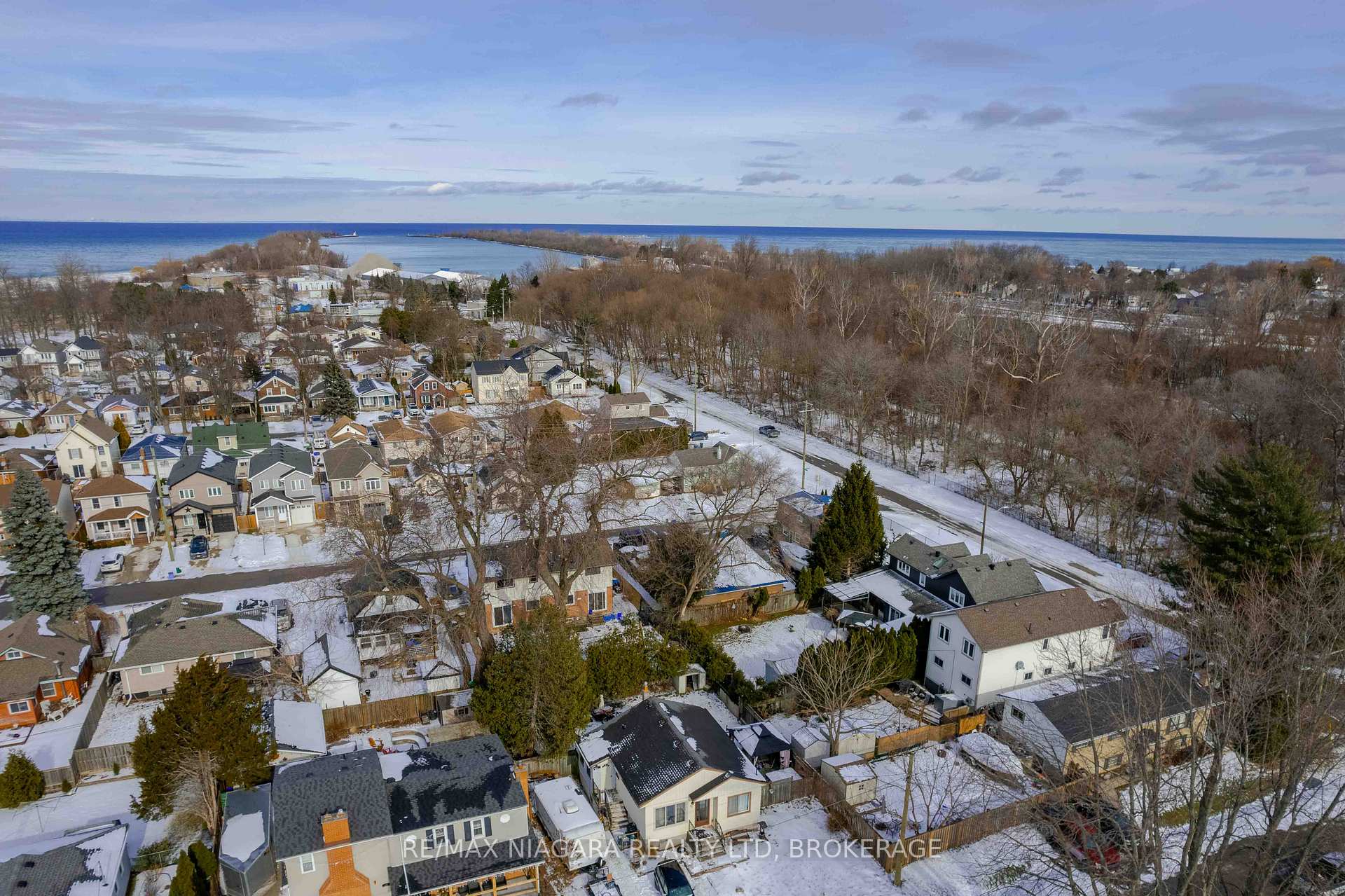 Photo 2 of 34 Durham Drive, St. Catharines, Port Weller — HOMEH