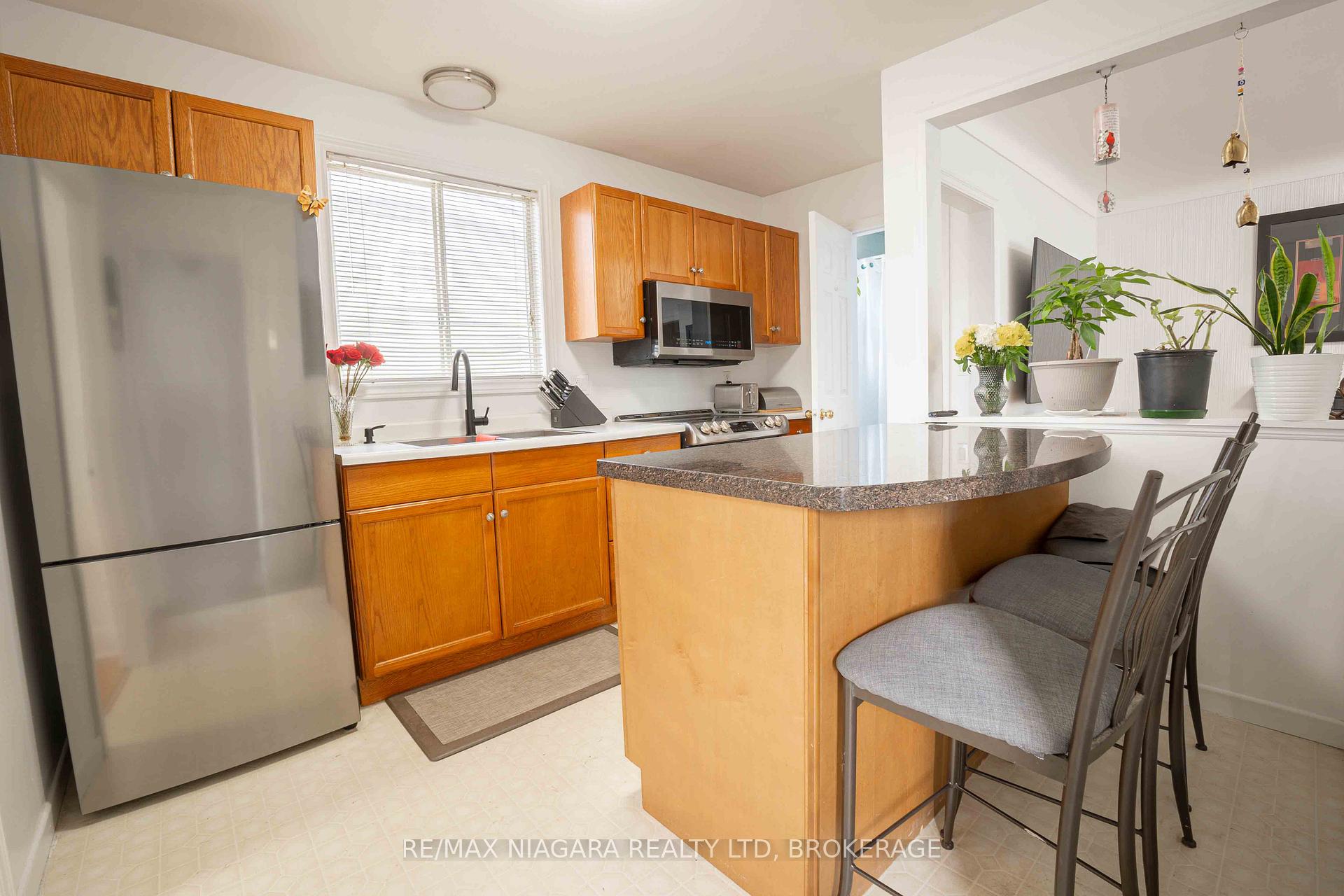 Photo 15 of 34 Durham Drive, St. Catharines, Port Weller — HOMEH