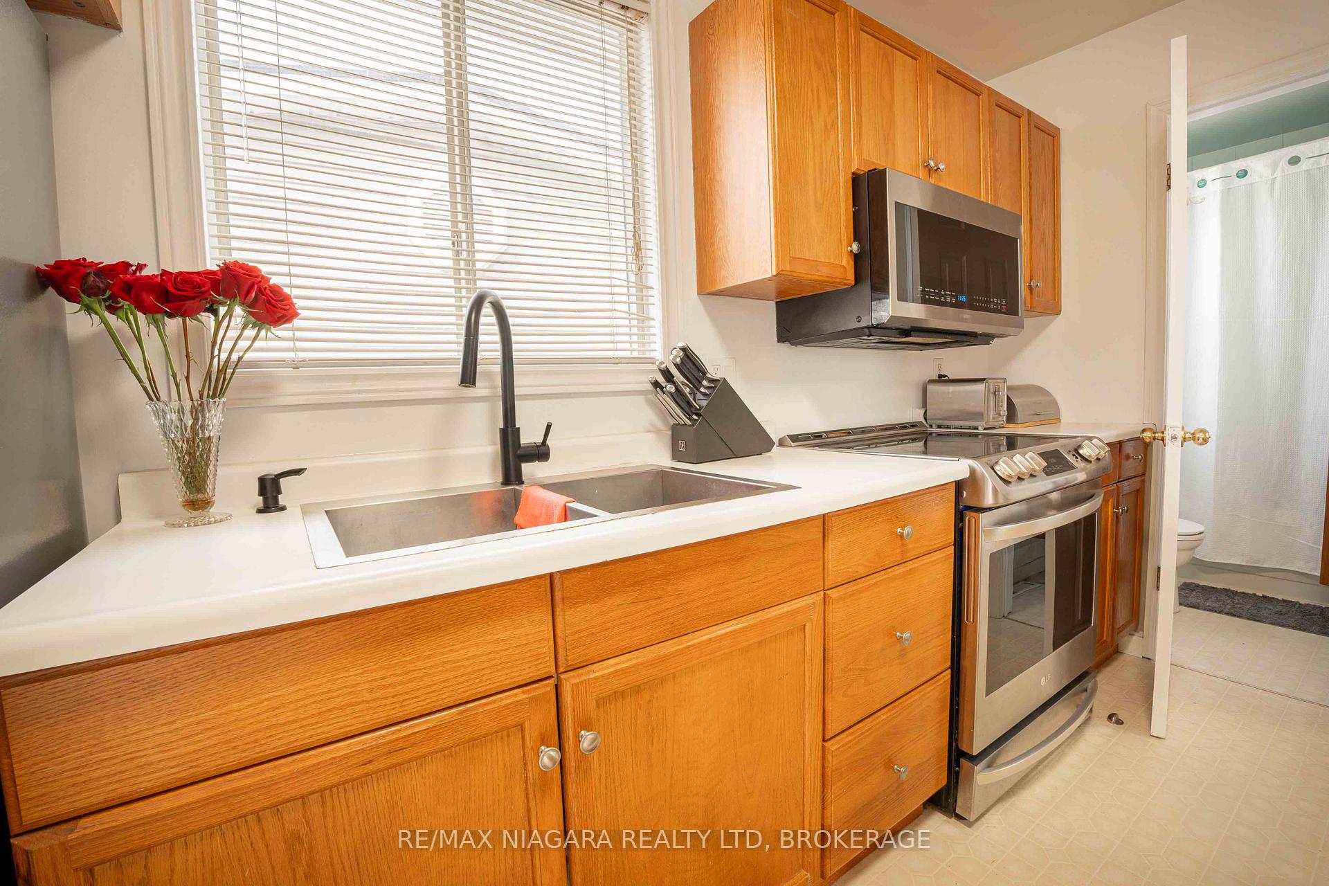 Photo 19 of 34 Durham Drive, St. Catharines, Port Weller — HOMEH
