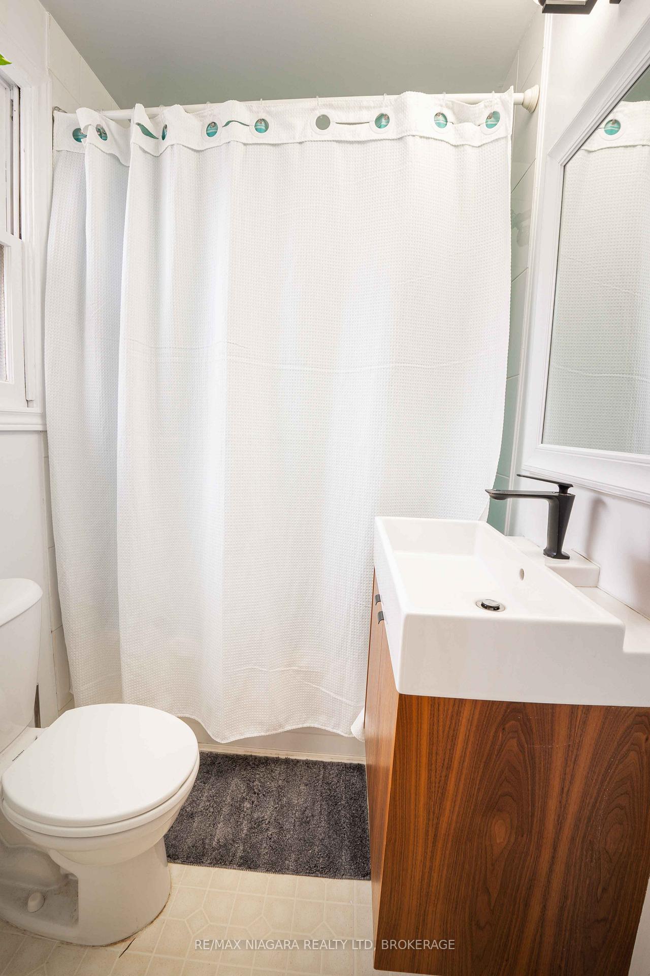 Photo 20 of 34 Durham Drive, St. Catharines, Port Weller — HOMEH