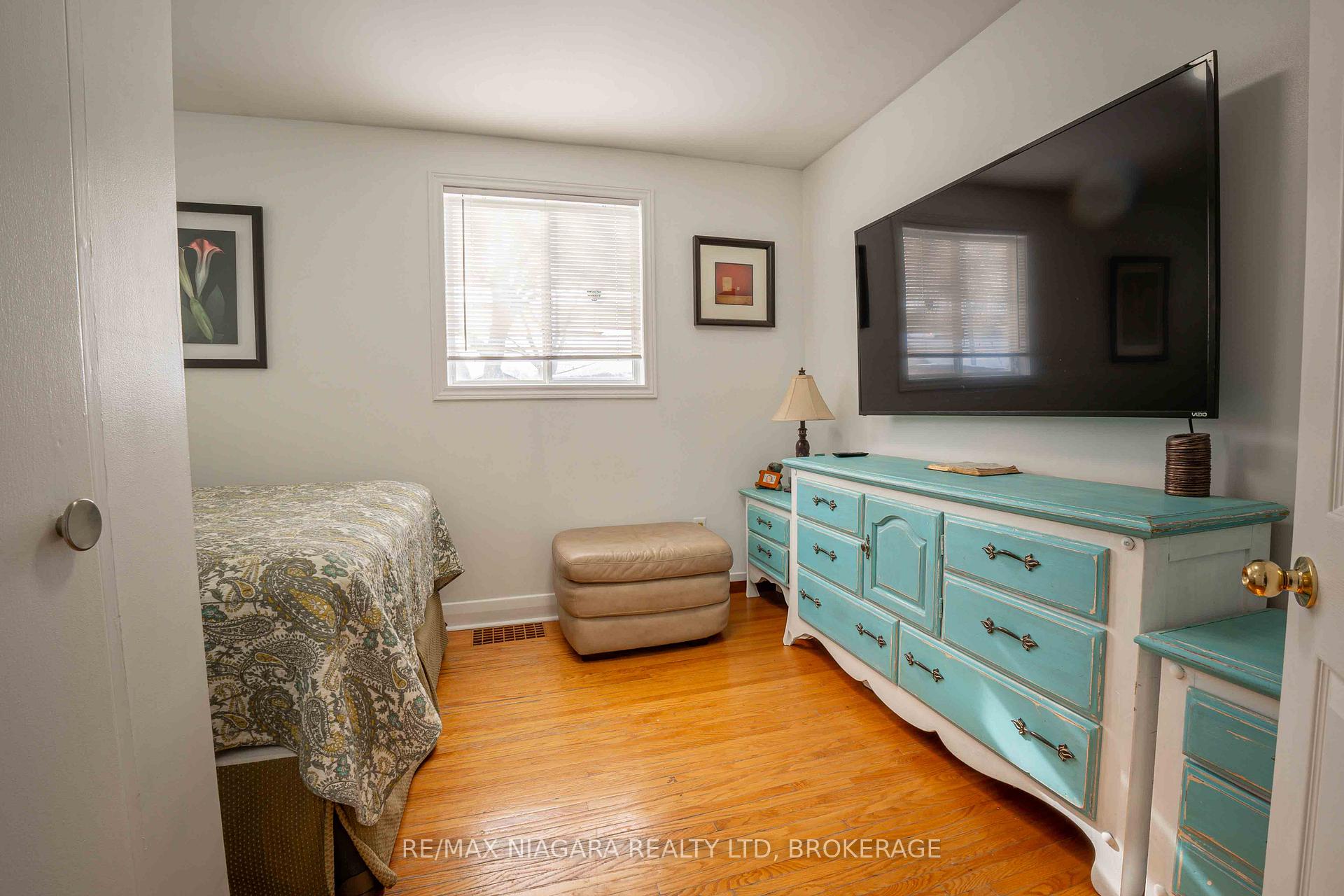 Photo 21 of 34 Durham Drive, St. Catharines, Port Weller — HOMEH