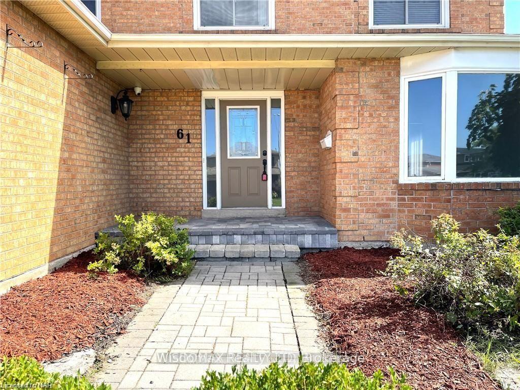 Photo 2 of 61 Barbican Trail, St. Catharines, Burleigh Hill — HOMEH