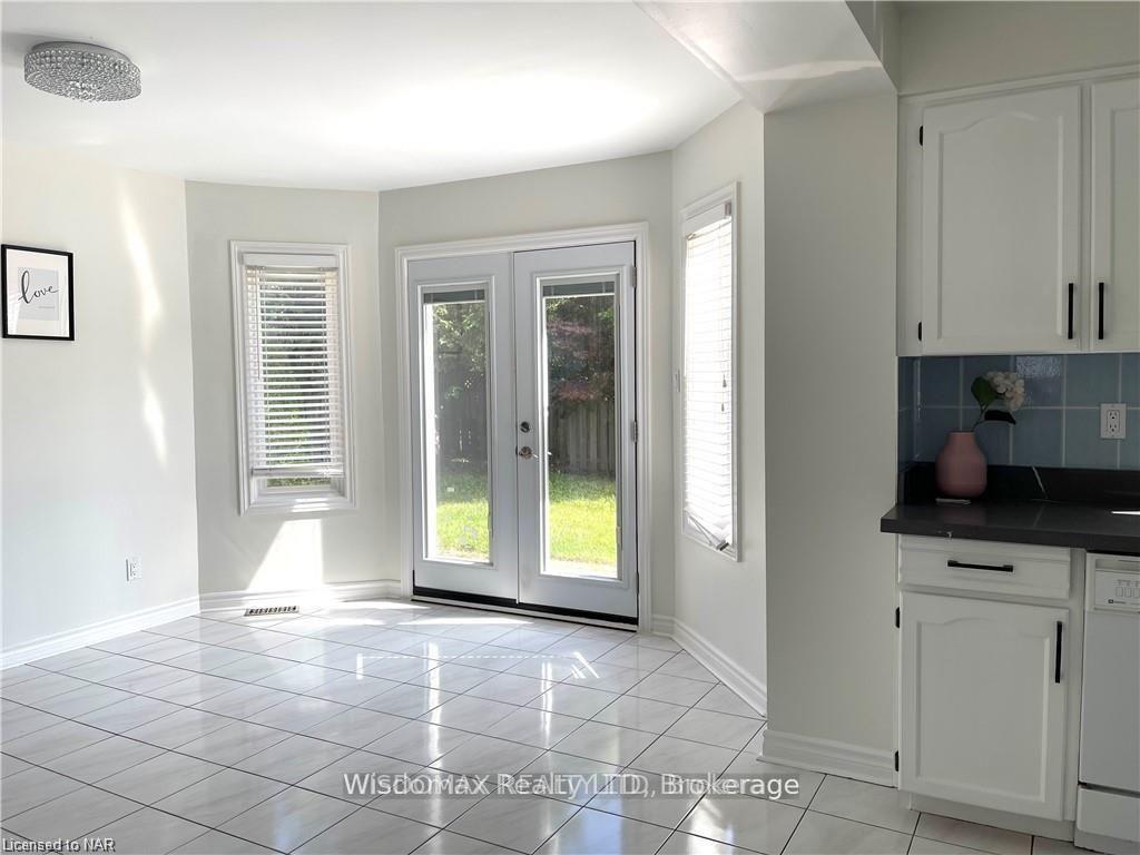 Photo 10 of 61 Barbican Trail, St. Catharines, Burleigh Hill — HOMEH