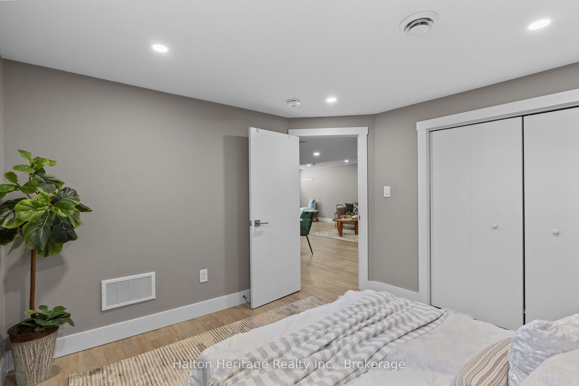 Photo 16 of 39 Wildewood Avenue, Hamilton, Huntington — HOMEH