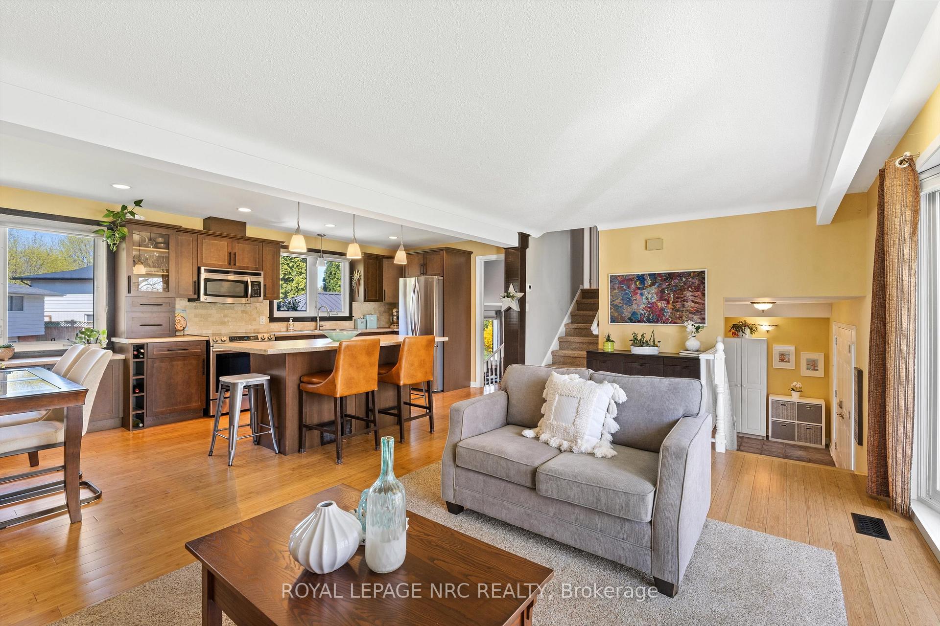 Photo 7 of 34 Crown Street, St. Catharines, Vine/Linwell — HOMEH