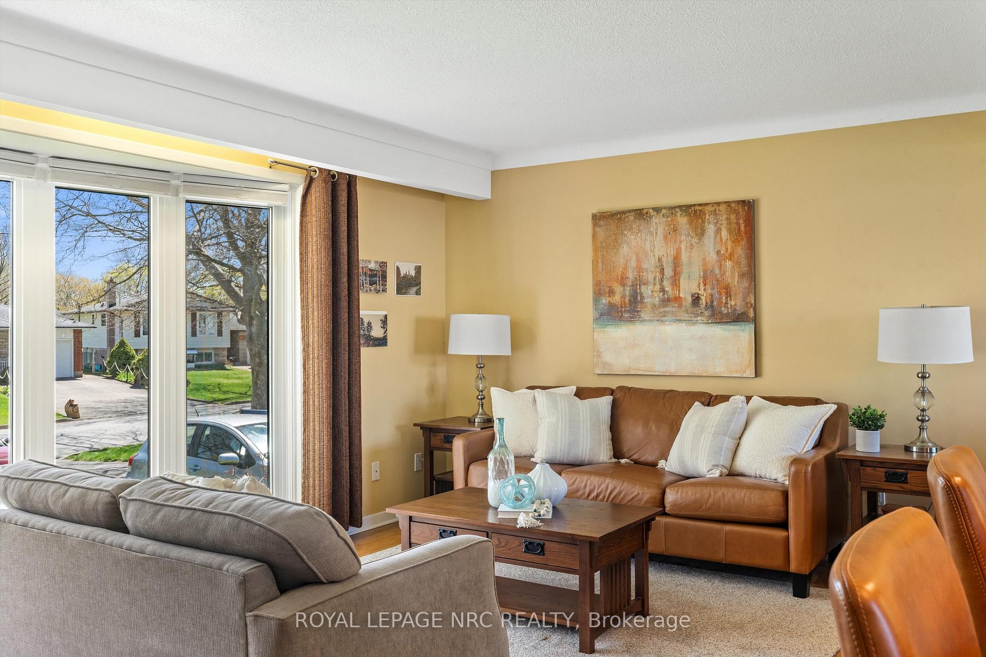 Photo 9 of 34 Crown Street, St. Catharines, Vine/Linwell — HOMEH