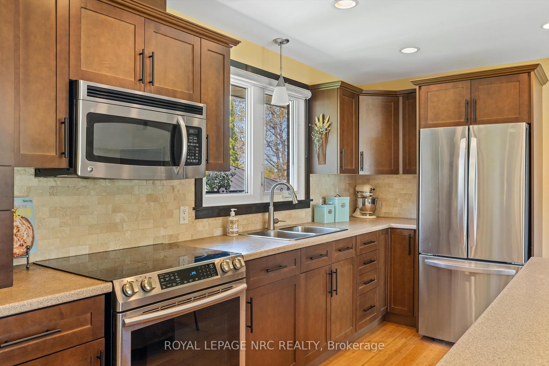 Photo 11 of 34 Crown Street, St. Catharines, Vine/Linwell — HOMEH