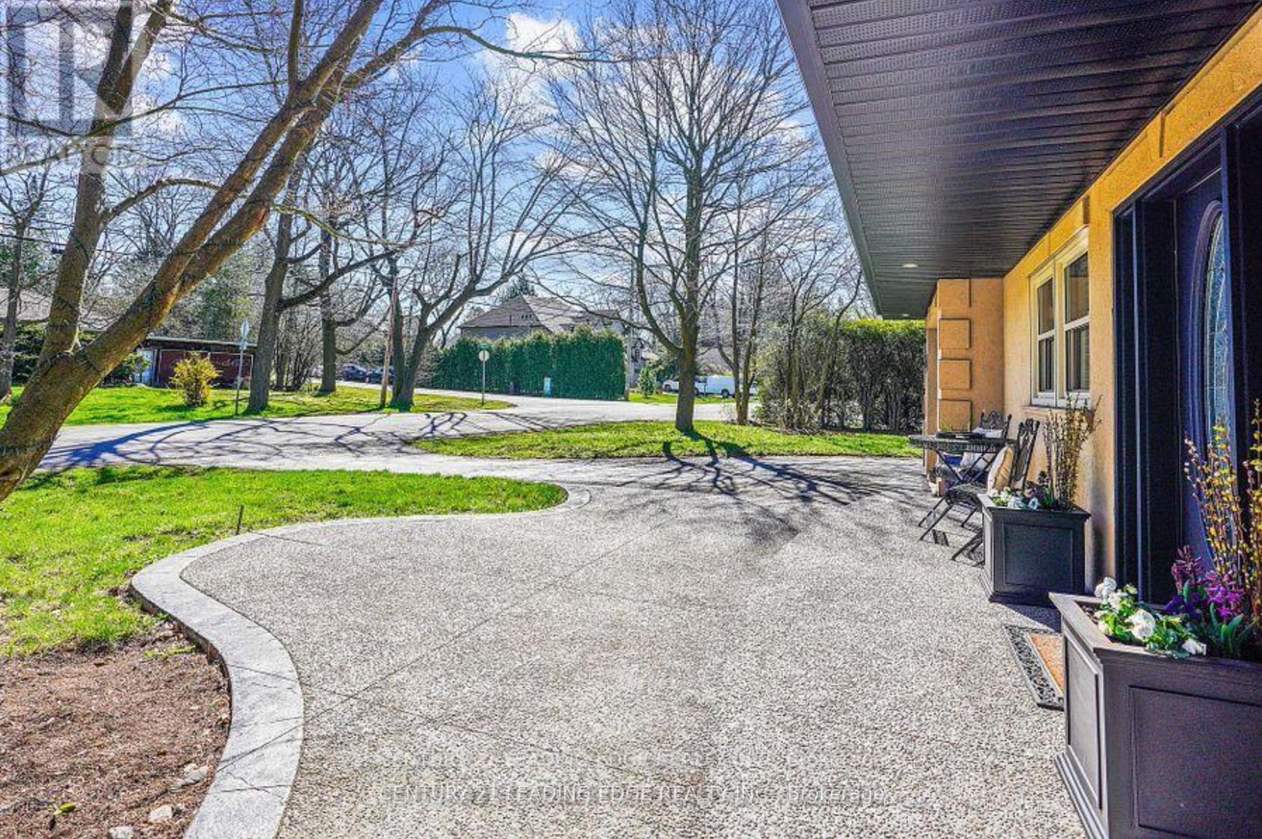 Photo 2 of 126 Lloyminn Avenue, Hamilton, Ancaster — HOMEH