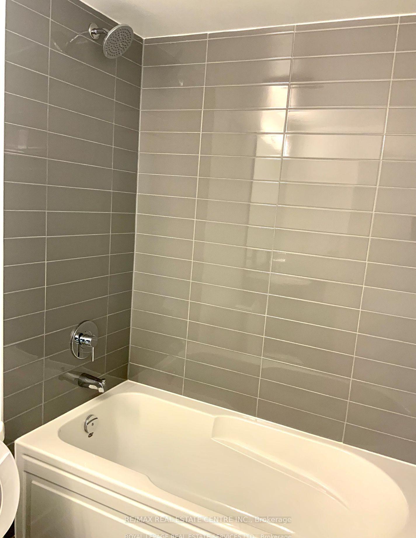 Photo 8 of Unit 213, 3200 Dakota Common, Burlington, Alton — HOMEH