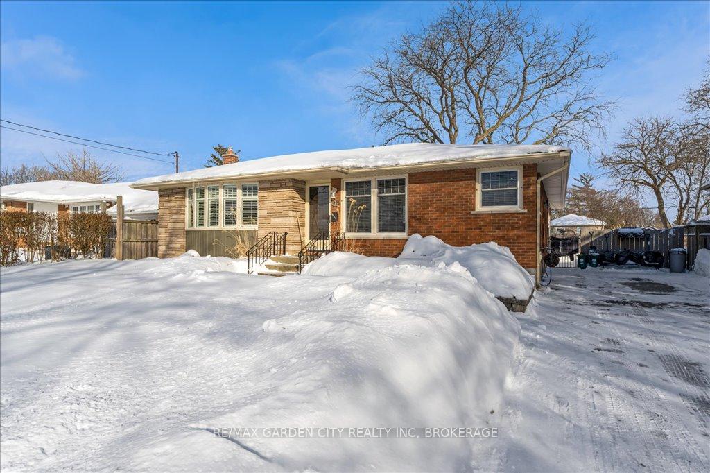 Photo 1 of 92 Leaside Drive, St. Catharines, Carlton/Bunting — HOMEH