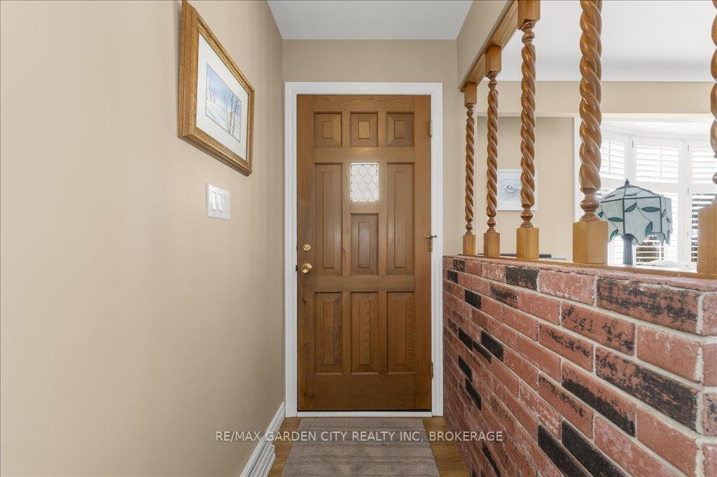 Photo 2 of 92 Leaside Drive, St. Catharines, Carlton/Bunting — HOMEH
