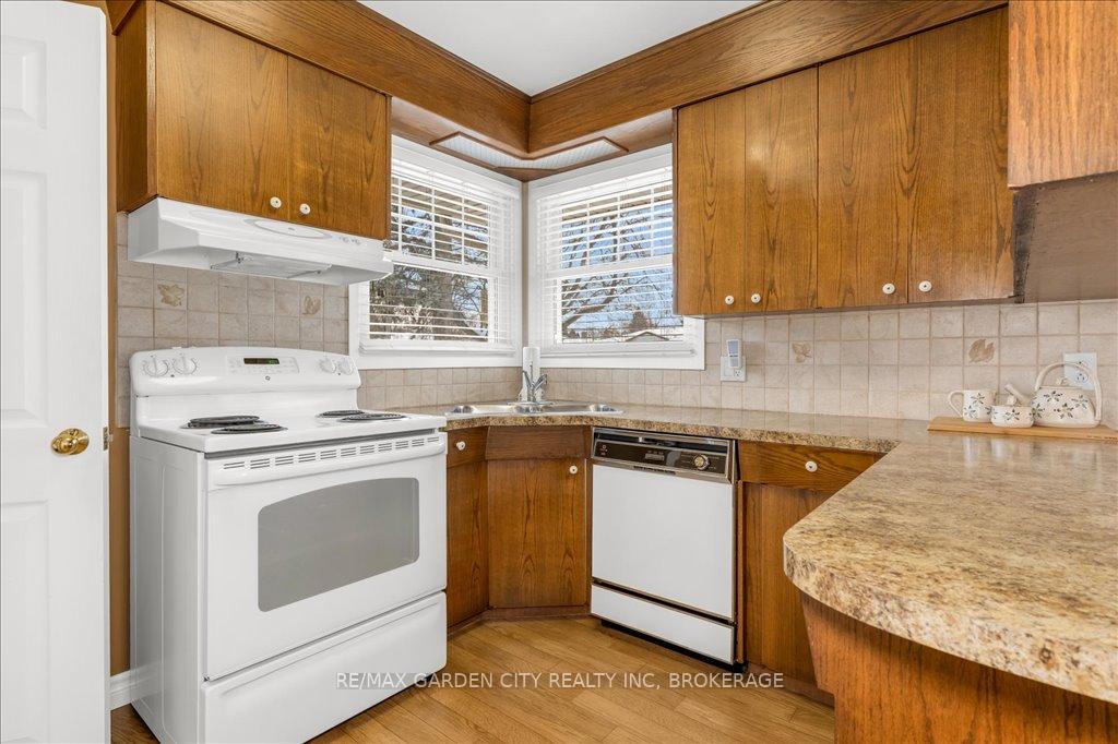 Photo 9 of 92 Leaside Drive, St. Catharines, Carlton/Bunting — HOMEH