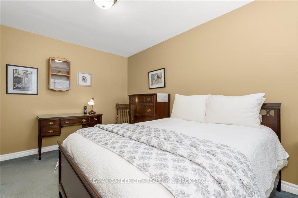 Photo 15 of 92 Leaside Drive, St. Catharines, Carlton/Bunting — HOMEH