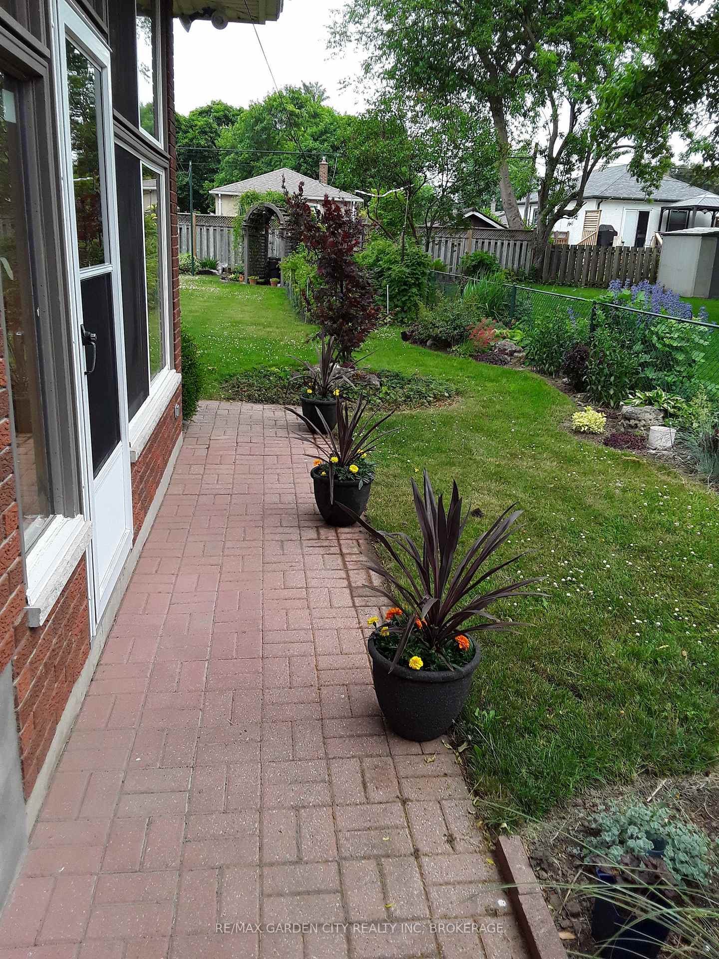 Photo 32 of 92 Leaside Drive, St. Catharines, Carlton/Bunting — HOMEH