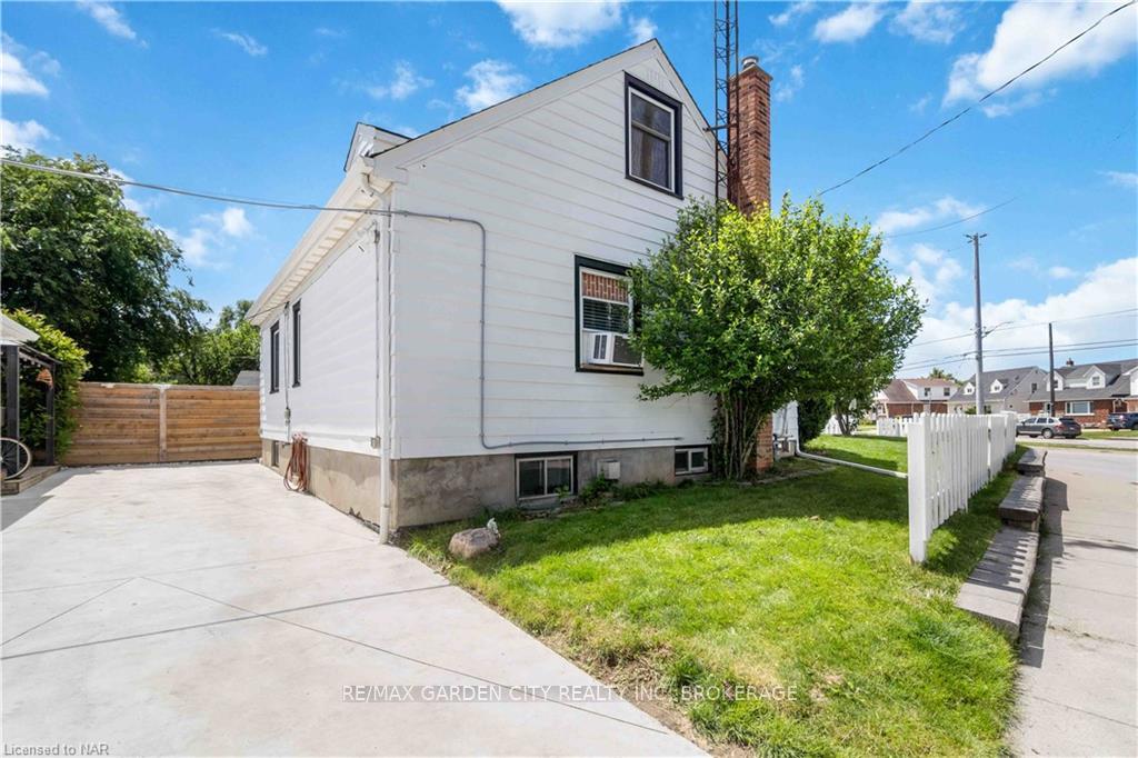 Photo 4 of 92 Currie Street, St. Catharines, Facer — HOMEH
