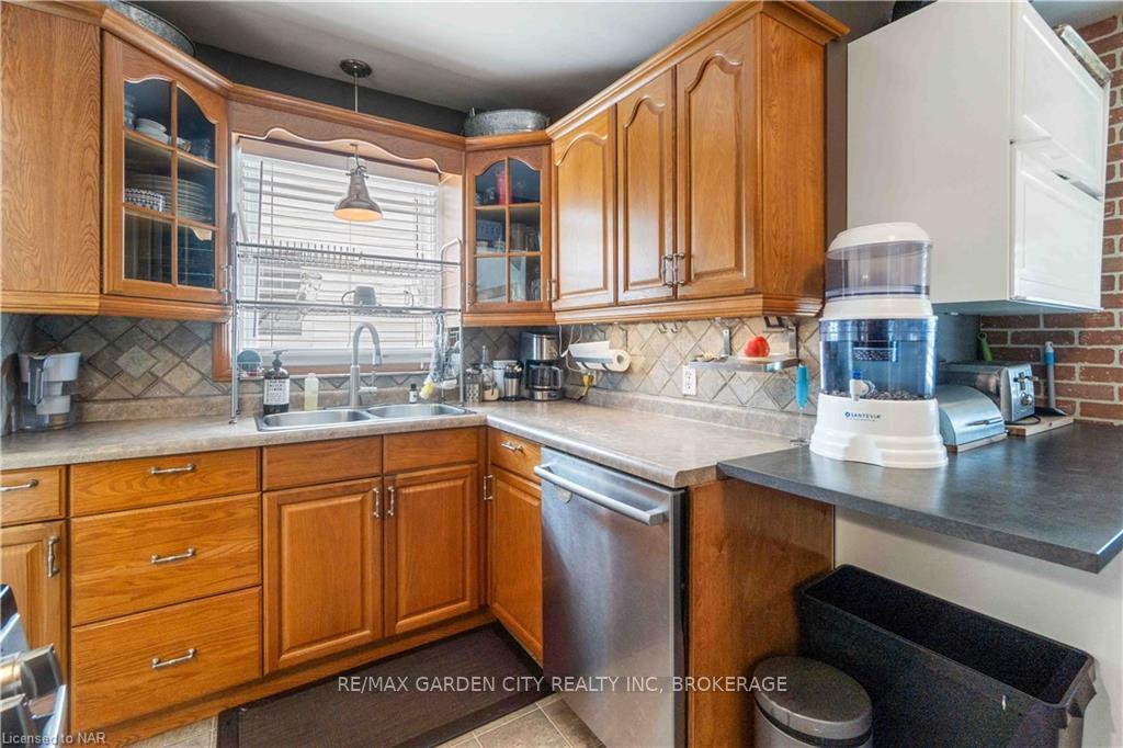 Photo 11 of 92 Currie Street, St. Catharines, Facer — HOMEH
