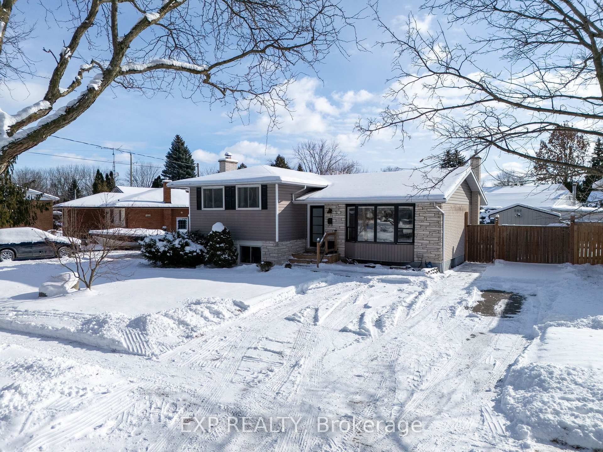 Photo 2 of 5 Cindy Drive, St. Catharines, Lakeshore — HOMEH