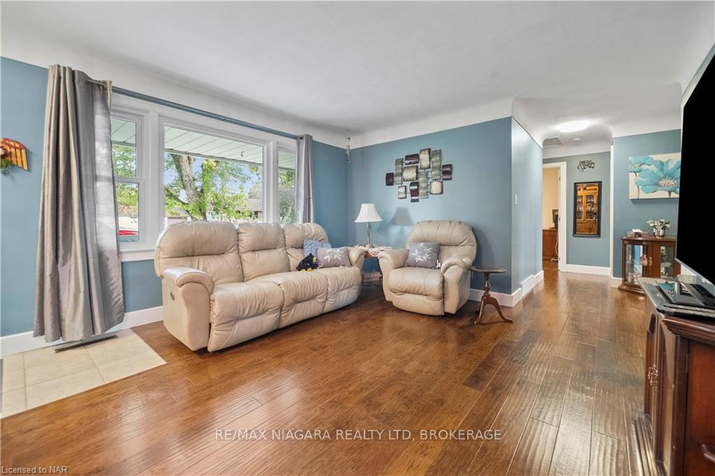 Photo 4 of 5 Draper Drive, St. Catharines, Vine/Linwell — HOMEH