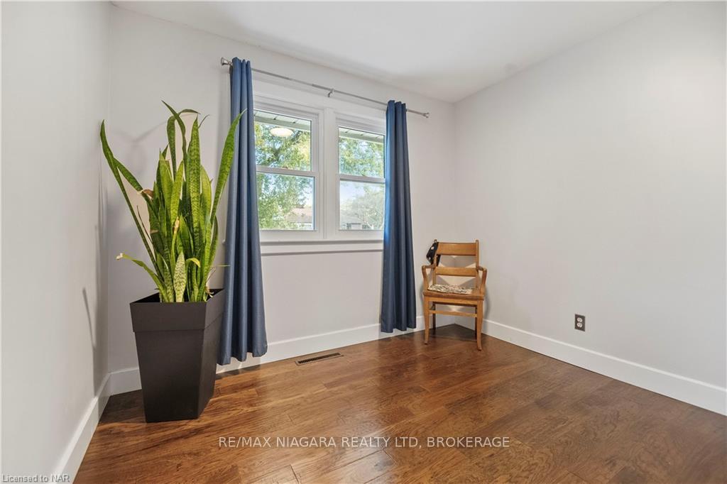 Photo 7 of 5 Draper Drive, St. Catharines, Vine/Linwell — HOMEH