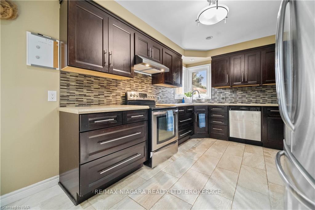 Photo 11 of 5 Draper Drive, St. Catharines, Vine/Linwell — HOMEH