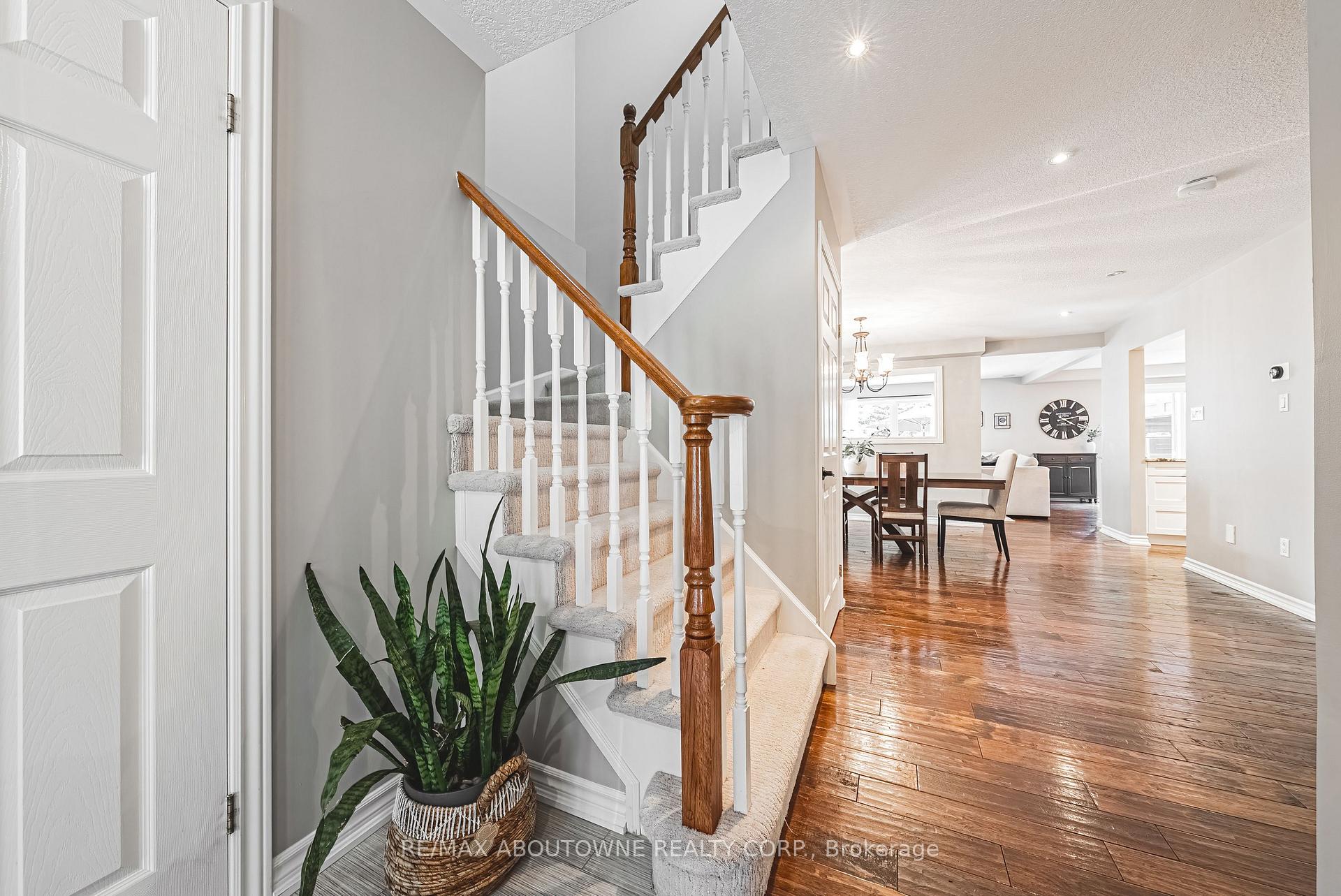 Photo 5 of 94 Valmont Street, Hamilton, Ancaster — HOMEH