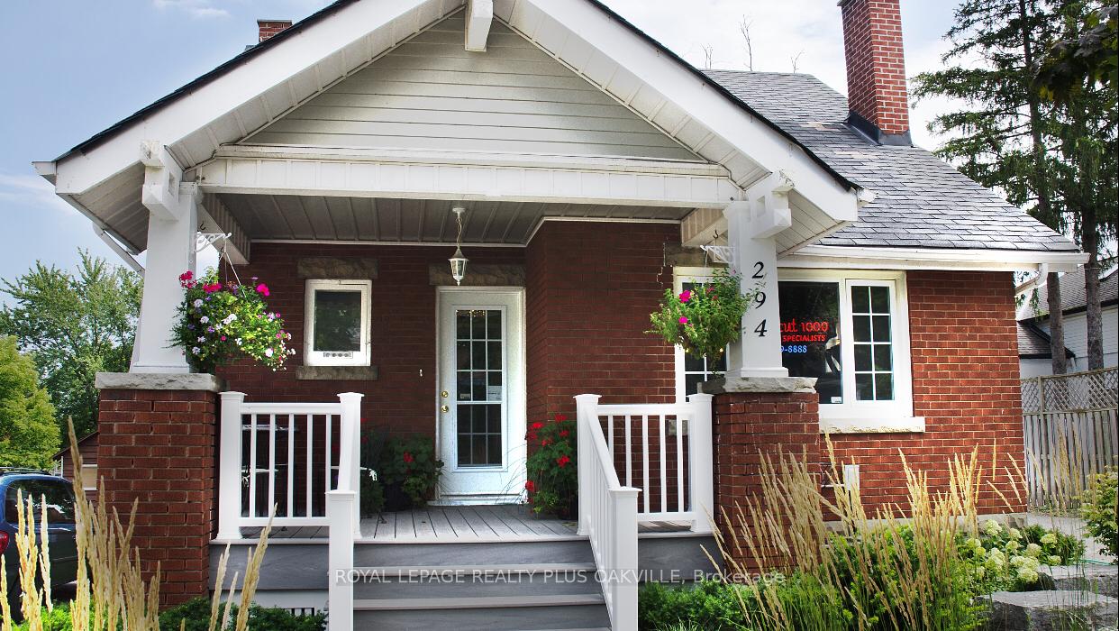 Front of 294 Dundas Street E