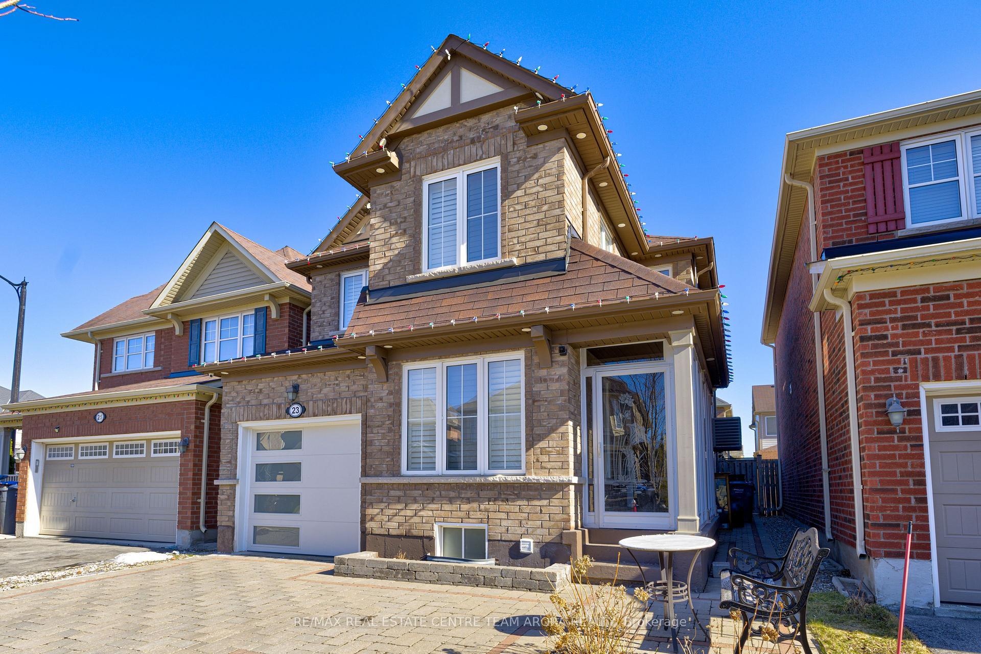 Photo 2 of 23 Berberis Crescent, Brampton, Northwest Brampton — HOMEH