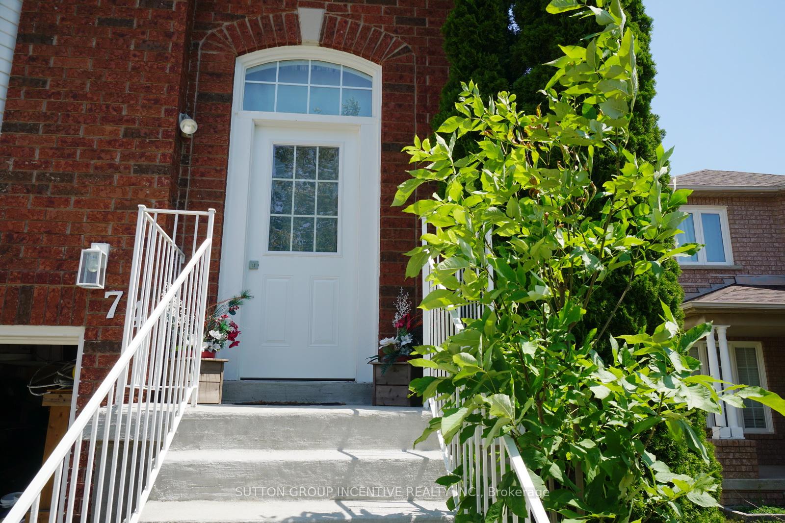 Photo 2 of 74 Rundle Crescent, Barrie, Holly — HOMEH
