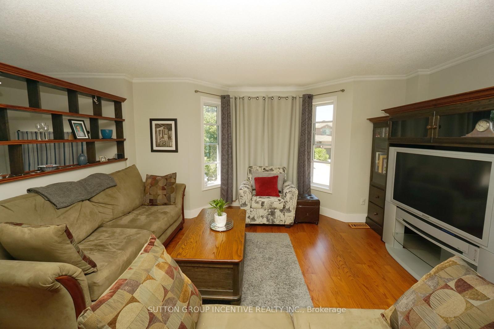Photo 6 of 74 Rundle Crescent, Barrie, Holly — HOMEH