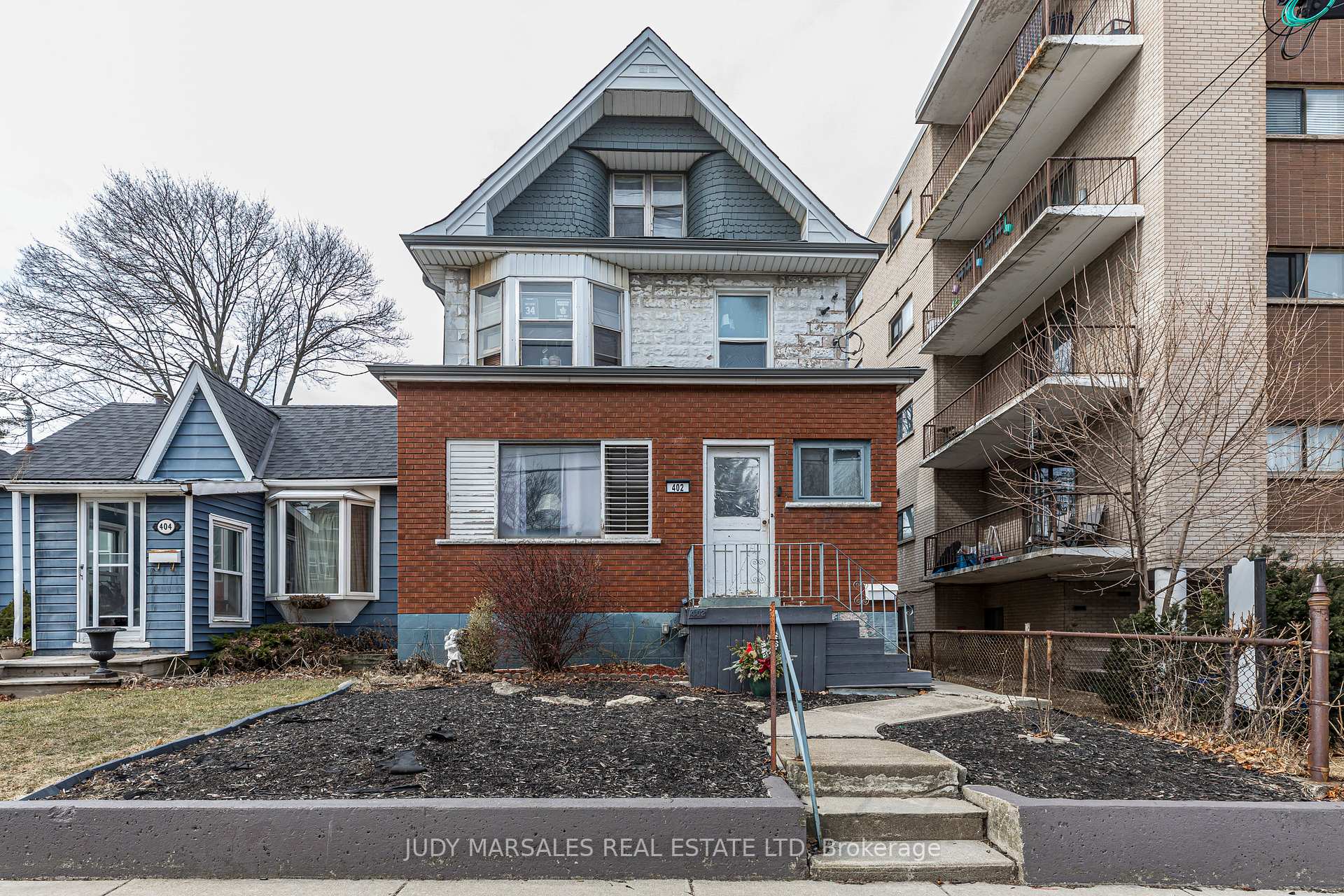 Front of 402 Dundurn Street S