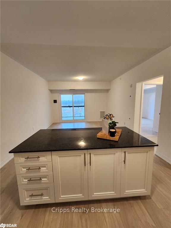 Photo 9 of Unit 404, 15 Kneeshaw Drive, Barrie, Rural Barrie Southeast — HOMEH