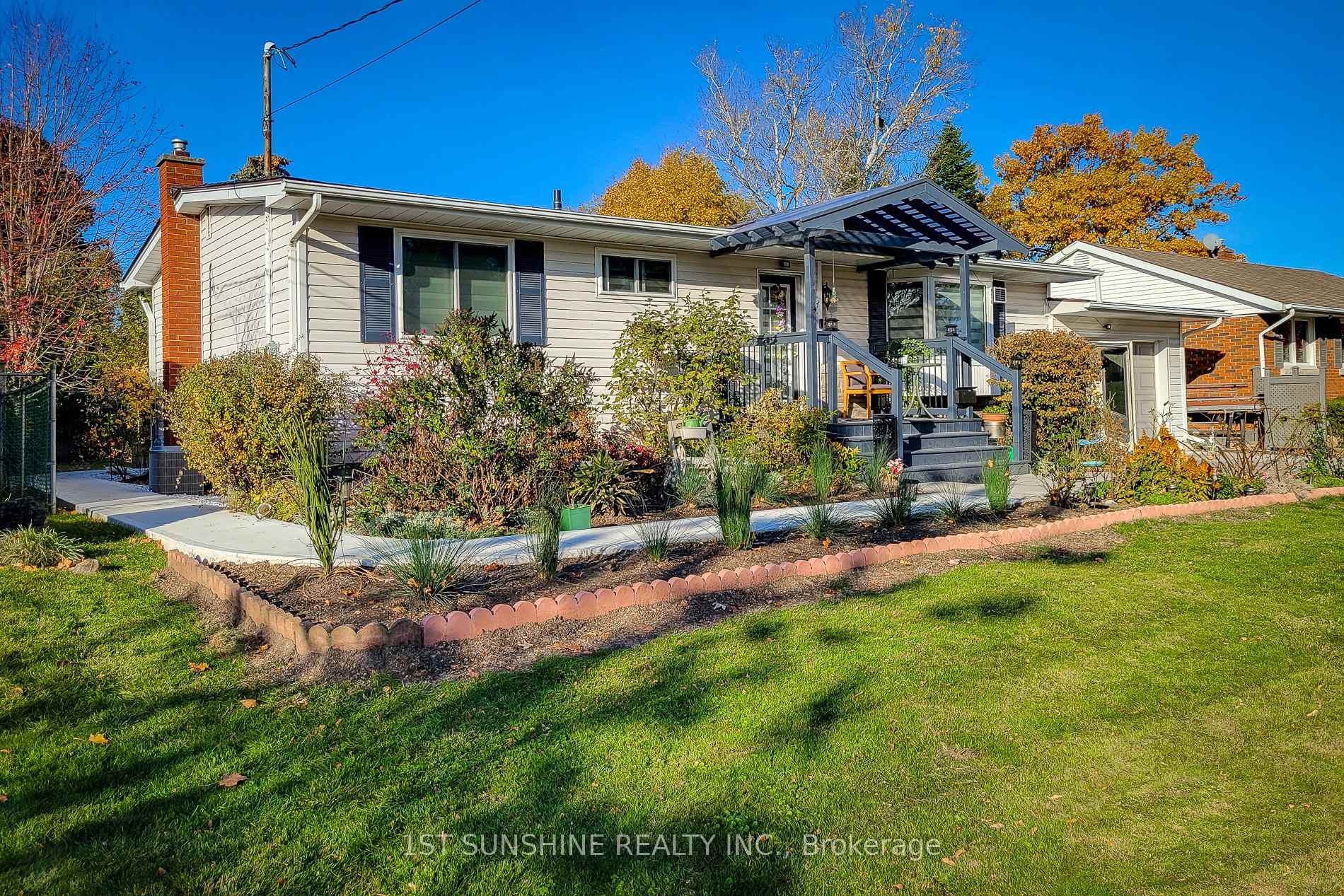 Photo 3 of 8 Sullivan Drive, St. Catharines, Lakeport — HOMEH