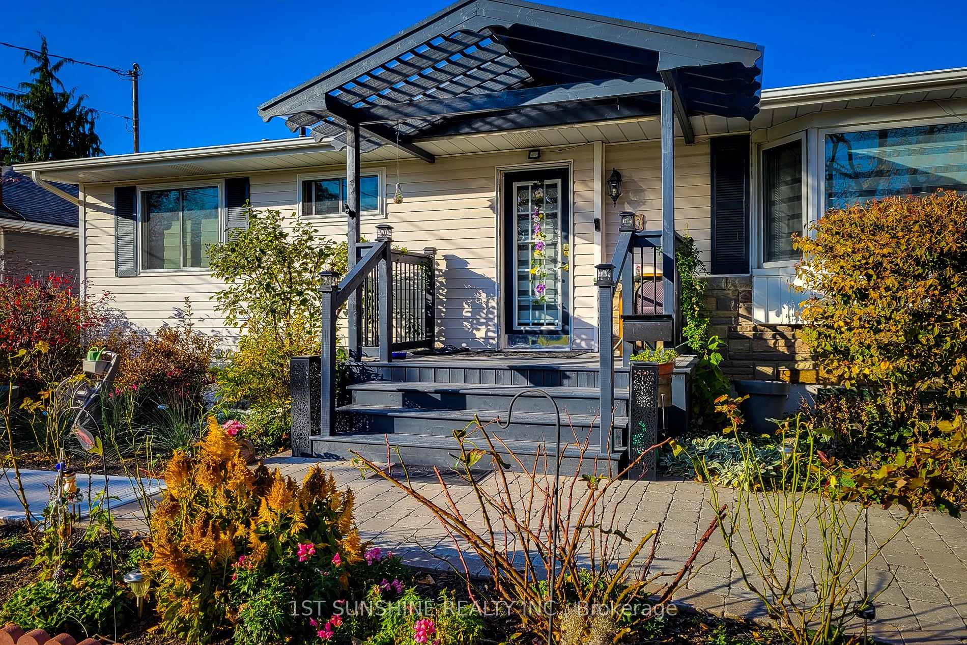 Photo 4 of 8 Sullivan Drive, St. Catharines, Lakeport — HOMEH