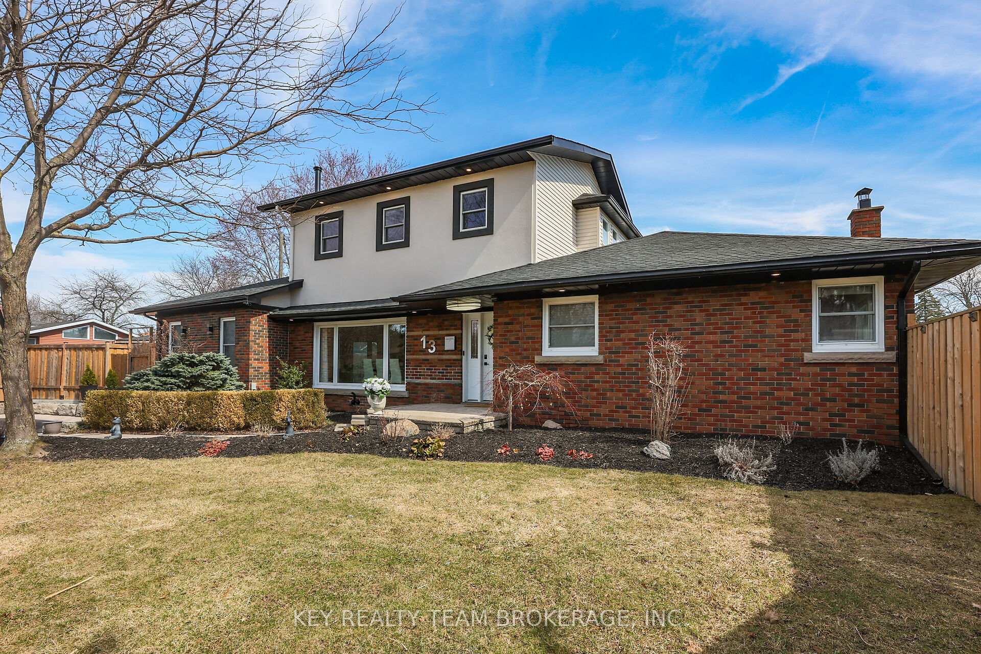 Photo 3 of 13 Marsdale Drive, St. Catharines, Glendale/Glenridge — HOMEH