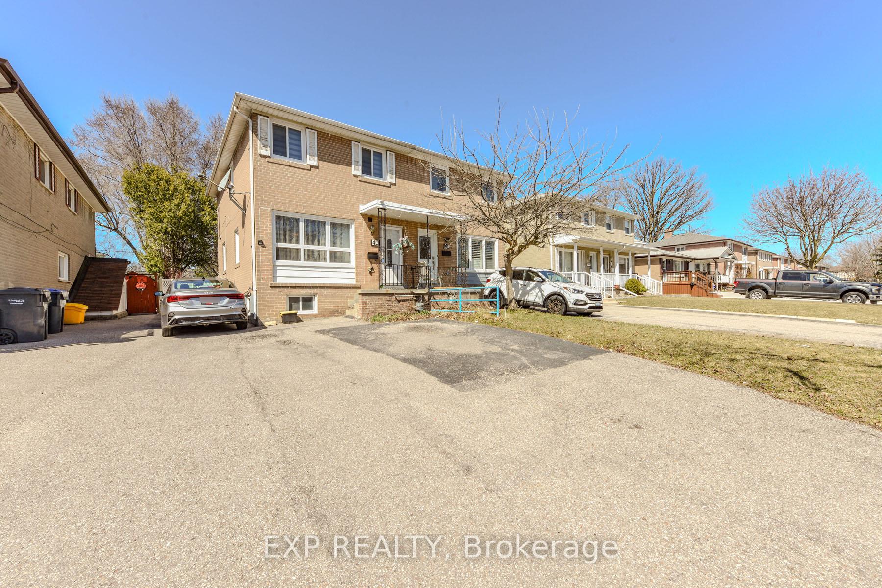 Photo 2 of 40 Corby Crescent, Brampton, Brampton South — HOMEH