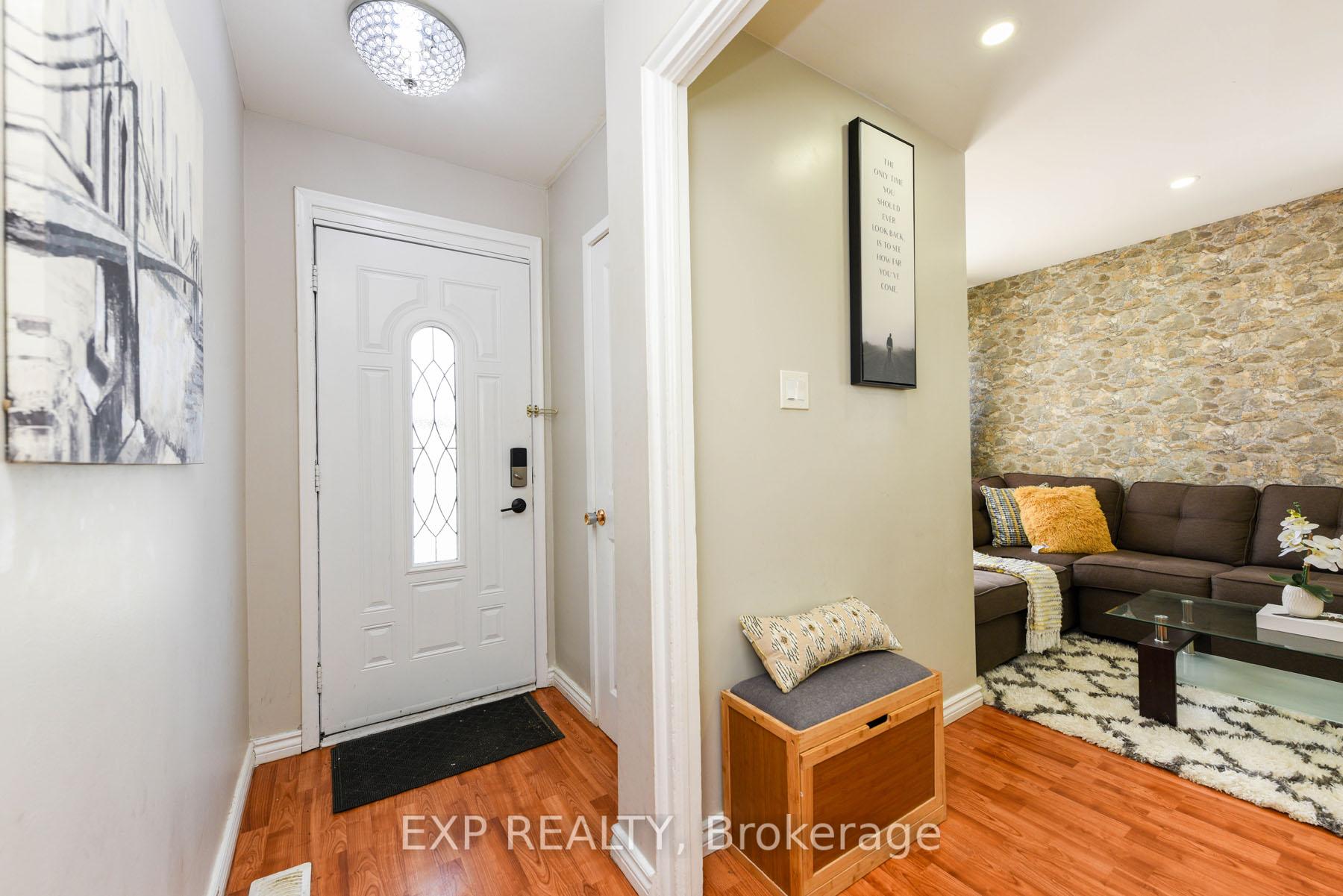 Photo 3 of 40 Corby Crescent, Brampton, Brampton South — HOMEH