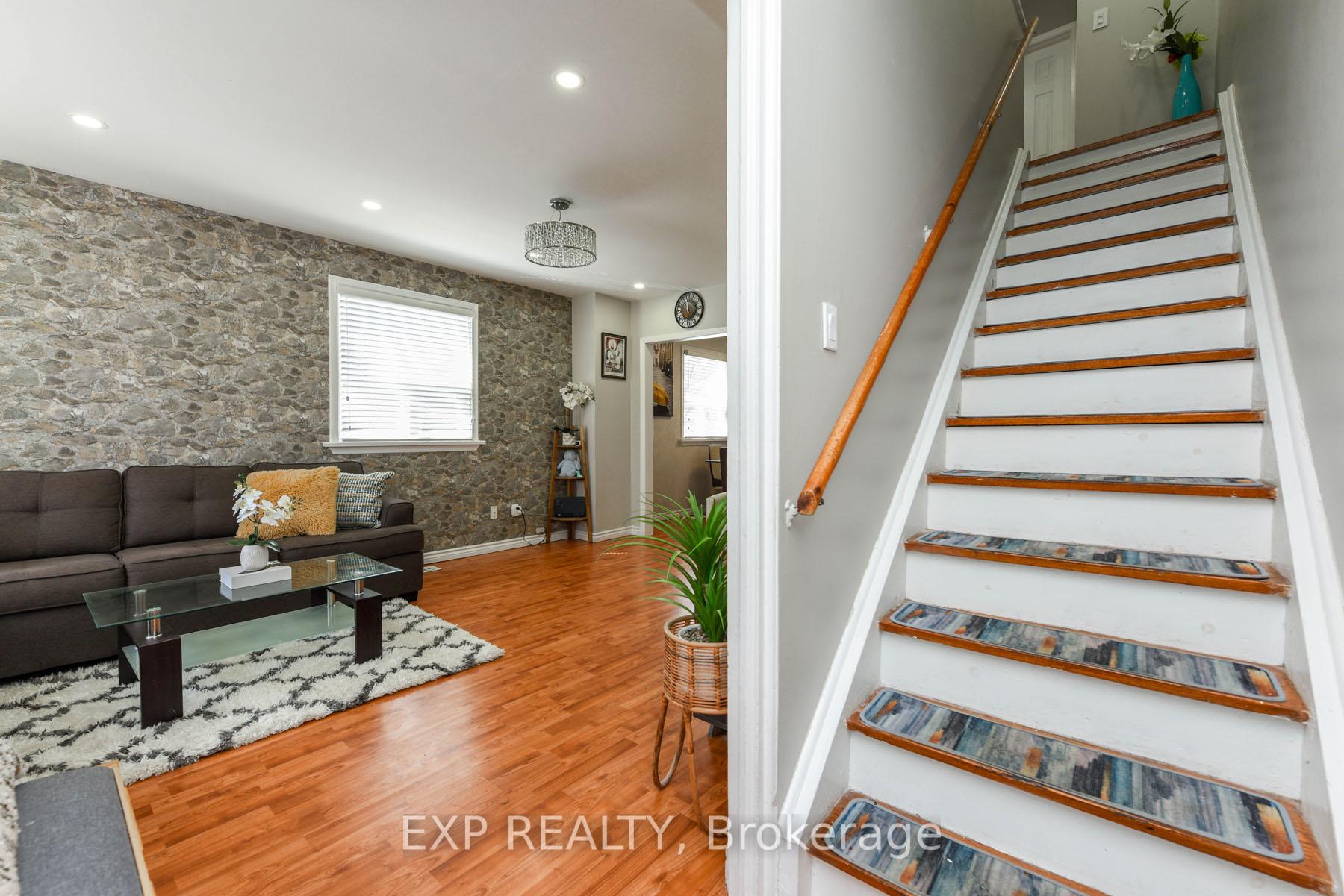 Photo 4 of 40 Corby Crescent, Brampton, Brampton South — HOMEH