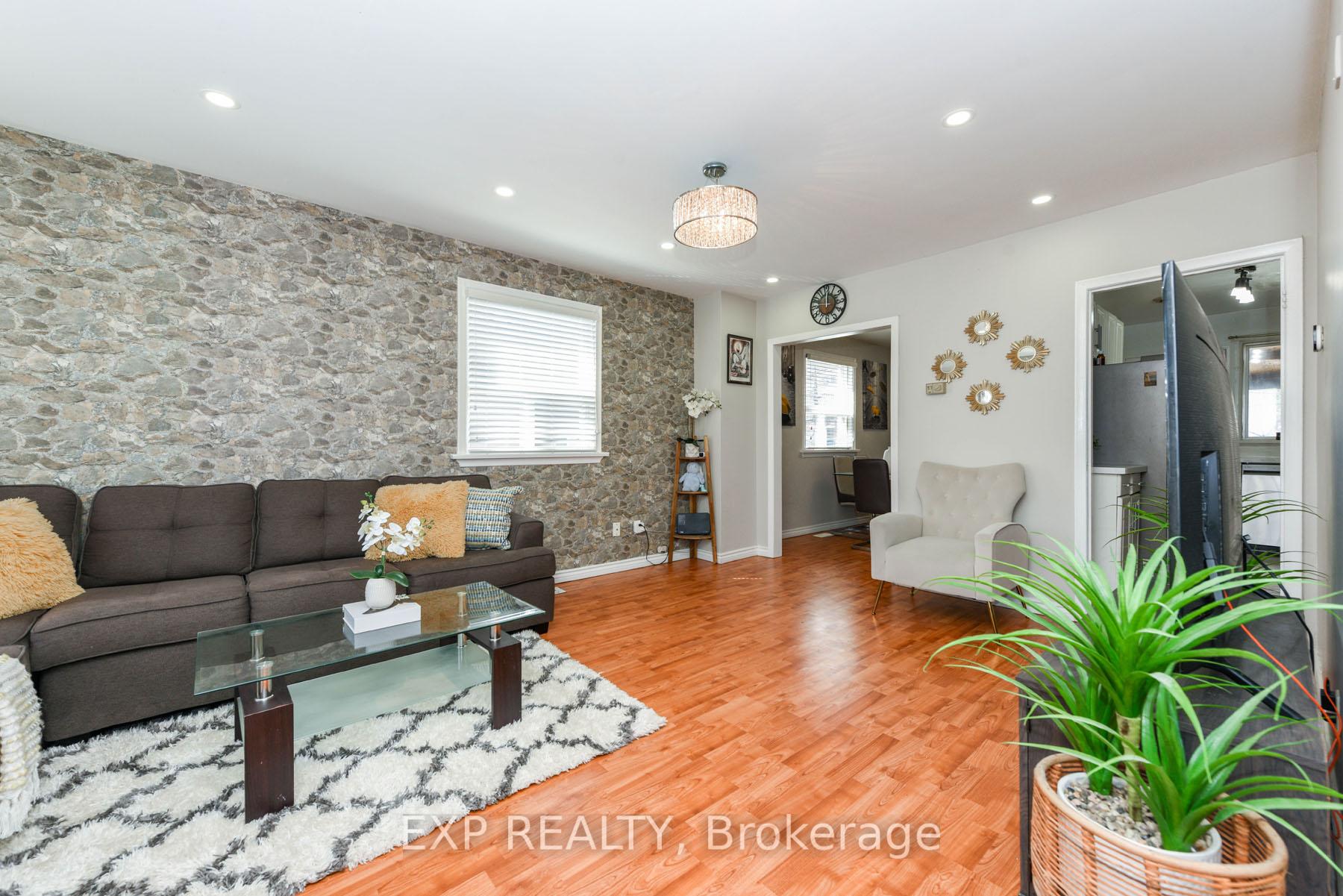 Photo 5 of 40 Corby Crescent, Brampton, Brampton South — HOMEH