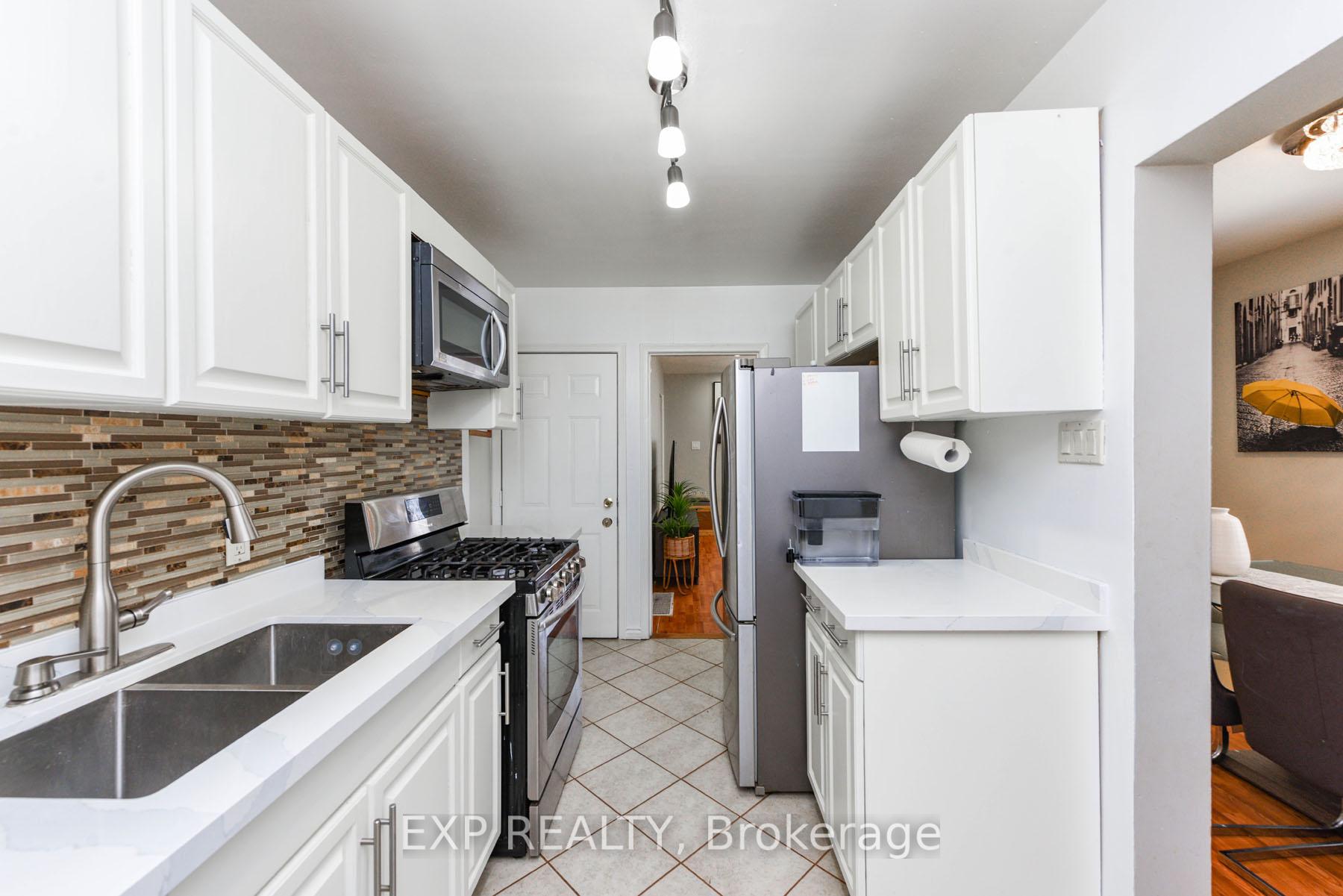 Photo 10 of 40 Corby Crescent, Brampton, Brampton South — HOMEH
