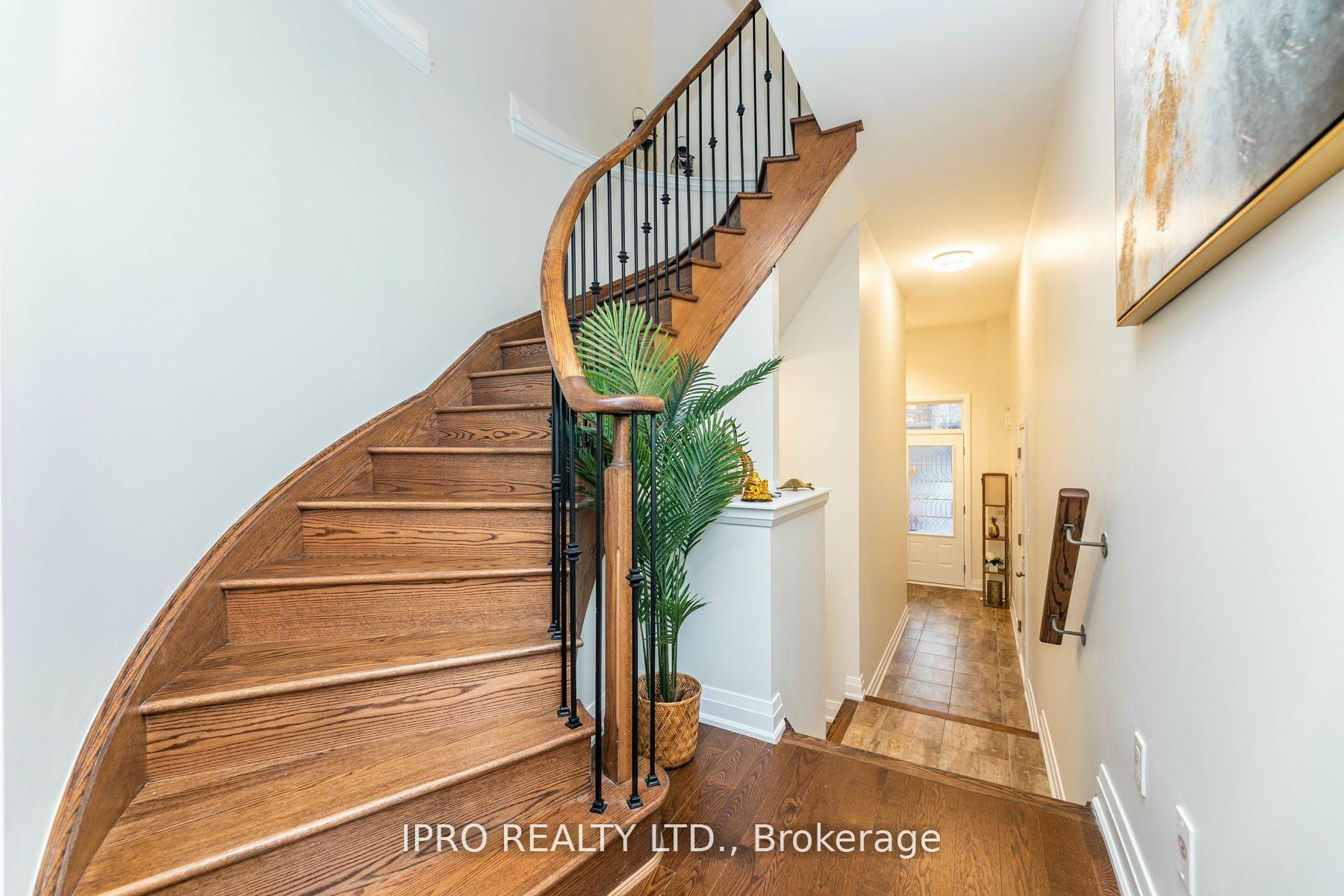 Photo 3 of 7 Dalbeattie Drive, Brampton, Bram West — HOMEH